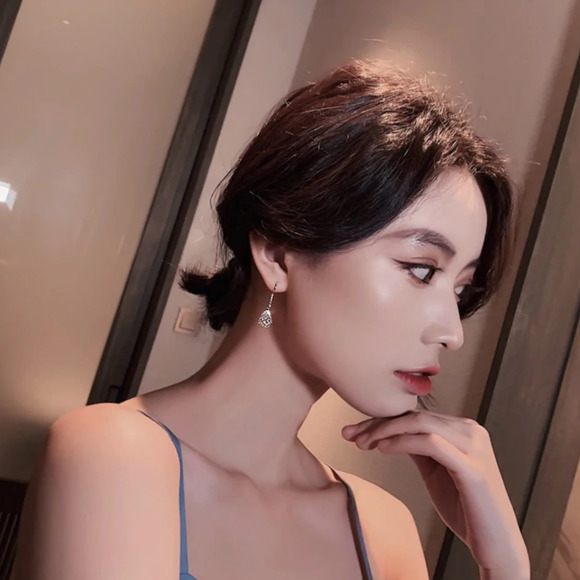 Jacqueline Waterdrop Dainty Golden Earrings - Picture 4 of 4